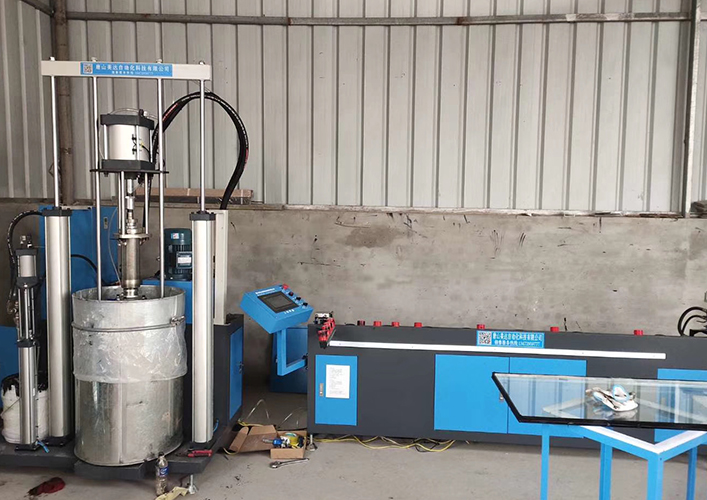 沙河中空玻璃打膠機(jī)安裝調試完畢