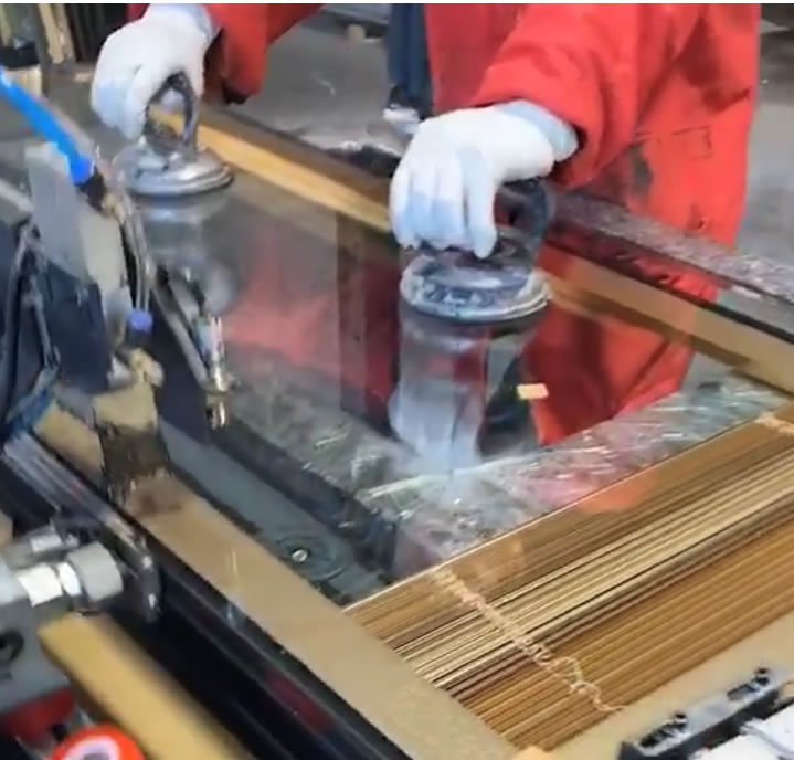 甘肅客戶打膠(jiāo)機調試(shì)