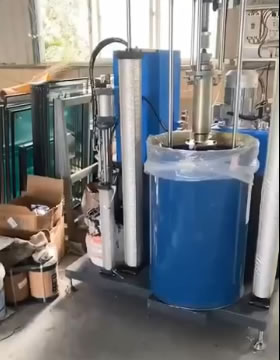 中(zhōng)空玻璃打膠機客戶安裝調試中