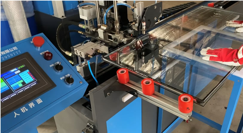 山(shān)東客戶打膠(jiāo)機調試(shì)