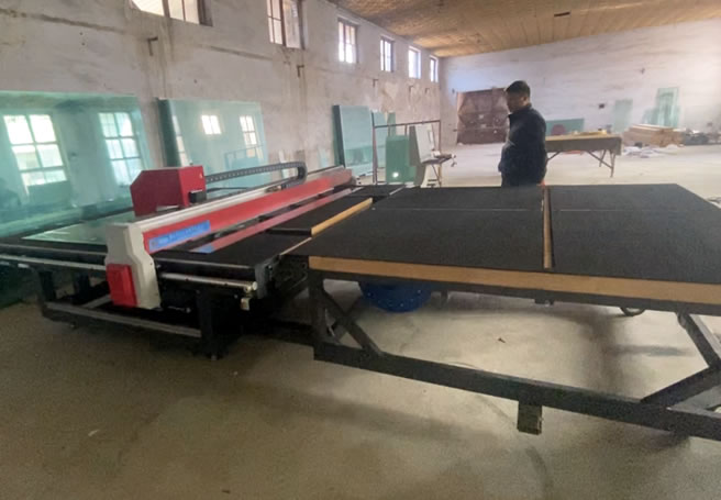 玻璃切割(gē)機現(xiàn)場