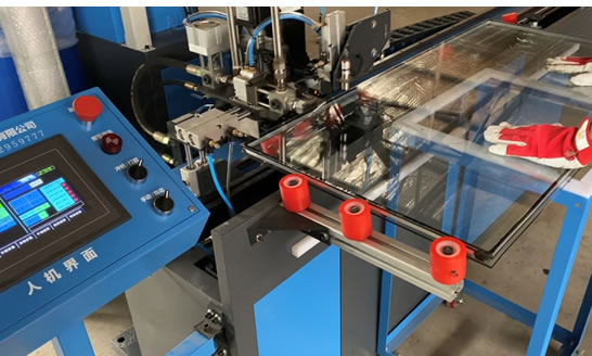 玻璃(lí)打膠(jiāo)機客戶調試